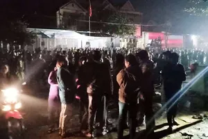 Thấy cháy, nhiều thanh niên ném đá báo chủ nhà