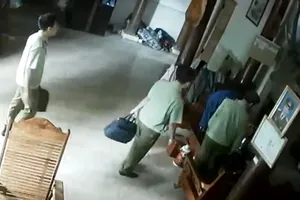 Vụ trả lại phong bì: Thêm tổ trưởng QLTT bị khởi tố