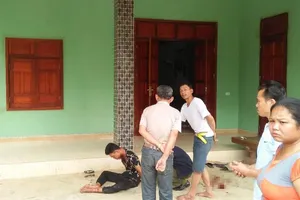 Phát hiện chồng nguy kịch ngồi ôm thi thể vợ ở Nghệ An