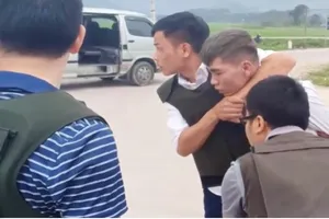 Video: Cảnh sát bắt 2 kẻ ôm vũ khí nóng và trẻ em trong ô tô