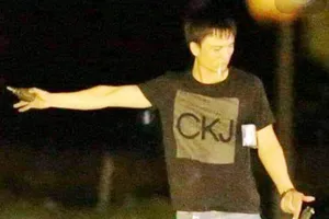 Vụ ôm súng cố thủ trên xe hơi: Người thứ 3 từ rừng ra đầu thú