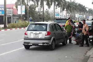 Xe hơi tông xe máy, một quân nhân tử vong