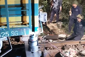 Tàu trật bánh, đường sắt Bắc- Nam ách tắc cả đêm