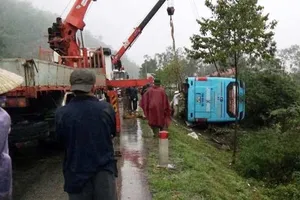 Lật xe khách, hàng chục hành khách hốt hoảng trong mưa