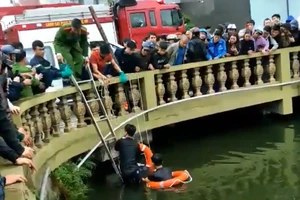 Lặn tìm thi thể người đàn ông dưới hồ Thủy Tạ 