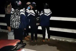 Sau khi hỏi nhảy cầu chết không, nam sinh gieo mình xuống sông