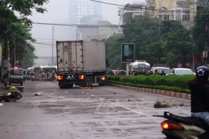 Xe container chạy ngược chiều tông 2 xe máy, 1 người tử vong