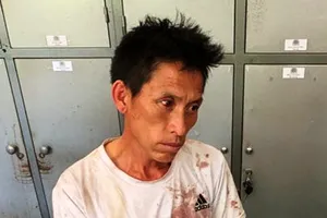 Bắt kẻ ôm súng và lựu đạn buôn ma túy, 1 cảnh sát bị thương 