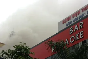 Đang cháy lớn ở khu khách sạn, karaoke, quán bar Nghệ An