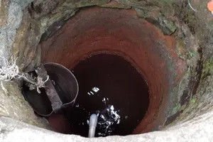 Đau lòng: Cha ném con 1 tuần tuổi xuống giếng