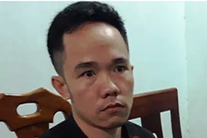 Một thanh niên mang hai con hổ đi bán