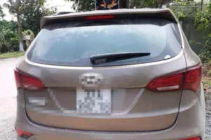 Một giám đốc bị đâm trên xe hơi nghi do ghen tuông 