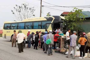 Xe khách chở học sinh tông xe máy điện và xe lôi 