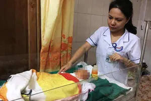 Bé sơ sinh bị bỏ trong túi du lịch để trước nhà dân