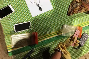 An táng 2 phụ nữ mặc áo cặp, chết trong tư thế cột vào nhau 