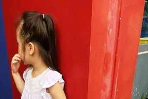 Bé 5 tuổi phải đứng ngoài cổng trường vì chuyện nợ người lớn
