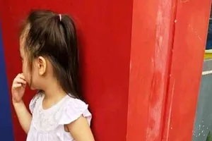 Bé 5 tuổi vì chuyện nợ của người lớn chưa dám đến trường