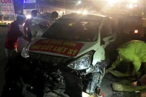 'Xe đưa đón hài cốt liệt sĩ' bị lật, 3 người bị thương