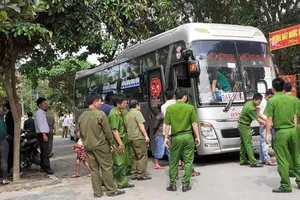 Có tiếng nổ sau va chạm giữa nhiều người trên 2 ô tô