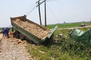 Tàu lửa tông ô tô, tài xế tử vong, đường sắt Bắc-Nam ách tắc