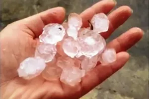 Mưa đá ở Nghệ An thành cơn 'mưa vàng' giải nhiệt