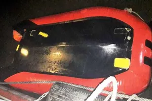 Cứu sống 7 người lật xuồng cao su trên biển 