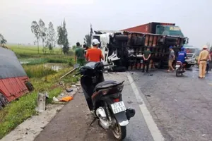 4 xe tải tông liên hoàn, đường tránh TP Vinh tắc nghẽn 