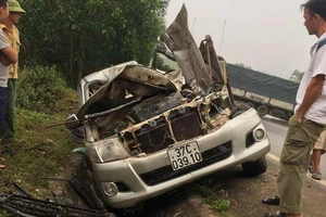 Ô tô bán tải bị bẹp dúm sau cú tông, tài xế nguy kịch