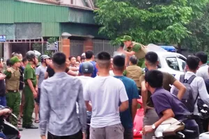 Chủ quán thịt chó có dấu hiệu ngáo đá nhảy múa với con gà 