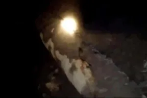 Dân kéo nhau chụp ảnh với bom, xã phải bảo vệ xuyên đêm