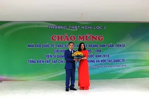 Cho 1.200 học sinh nghỉ học đón 'nhà báo quốc tế'