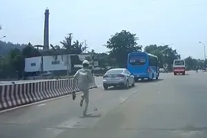 Nhân viên thu phí bỏ dép đuổi xe hơi trốn phí