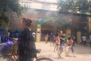 Bộ đội lao vào trường mầm non đang cháy cứu 300 học sinh