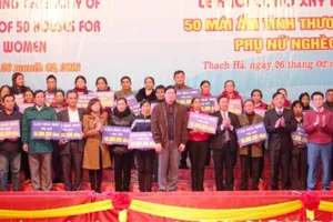  Người nghèo thêm khổ vì lời hứa của 'Nhà báo quốc tế'