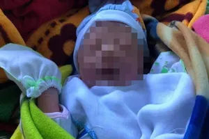 Nửa đêm đến trạm y tế, cụ bà phát hiện trẻ sơ sinh bị bỏ rơi