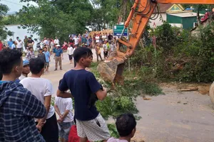 Đang đào đất tìm người bị vùi lấp sâu 7m