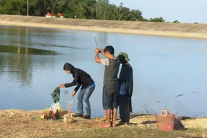 Cứu sống bạn, nhưng 5 học sinh chết đuối 