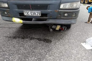Thương tâm: Mẹ cùng con gái 8 tuổi chết thảm dưới gầm xe tải