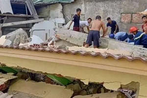 Nhà sập khi tháo dỡ, 1 người mắt kẹt được giải cứu 