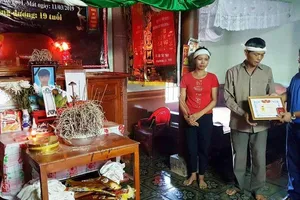 Truy tặng huy hiệu 'Tuổi trẻ dũng cảm' cho nam sinh lớp 12 