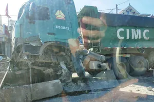 Xe máy 'tạt đầu', ô tô biển 80 cùng container gặp nạn