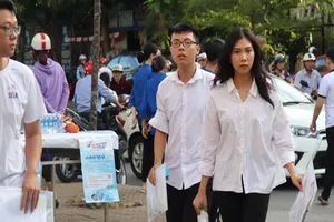 1 thí sinh mang điện thoại đi thi môn Văn bị đình chỉ thi