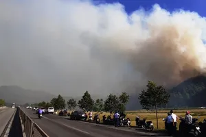 Đang cháy lớn ở rừng Hà Tĩnh, di dời khẩn cấp 100 hộ dân 