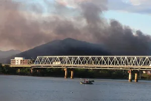 Cháy lớn ở núi Hồng Lĩnh, lửa tiến sát trạm xăng, nhà dân