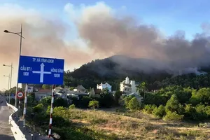 Lửa vẫn âm ỉ ở rừng, cảnh sát trực thâu đêm bên núi Hồng Lĩnh