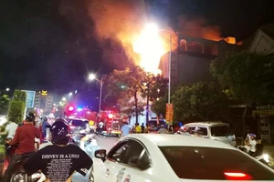 Cháy lớn tại tiệm ảnh áo cưới, dân đi xem tắc cả đường