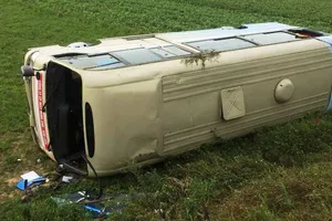 Phá kính ô tô bị lật cứu hàng chục nữ công nhân 