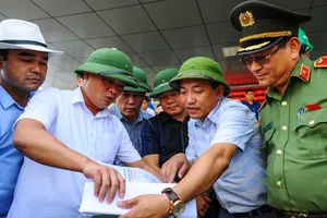 Chủ tịch Nghệ An kiểm tra việc mở lại con đường từng bị đóng