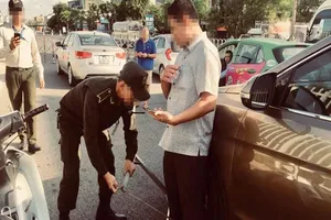 Bị tố 'xích' bánh xe hơi, an ninh Cảng hàng không Vinh nói gì?