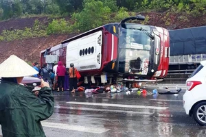 Xe khách lật trên quốc lộ 1A, nhiều hành khách bị thương